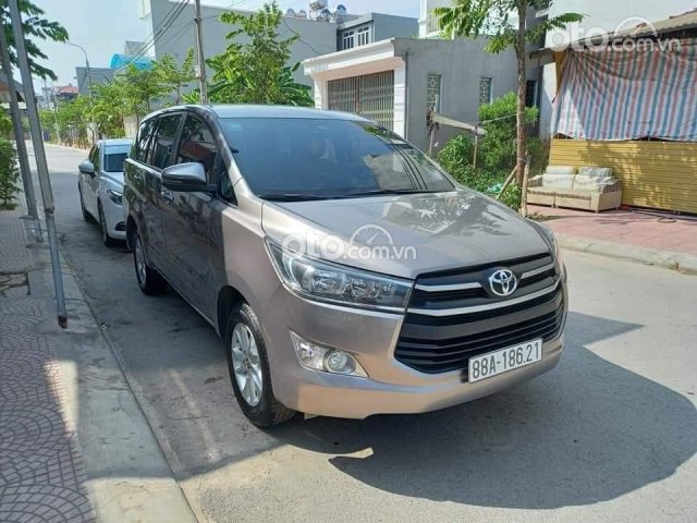 Cần bán Toyota Innova năm sản xuất 2018, giá cực tốt0