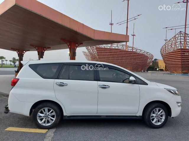 Cần bán Toyota Innova sản xuất 2019, chính chủ màu trắng