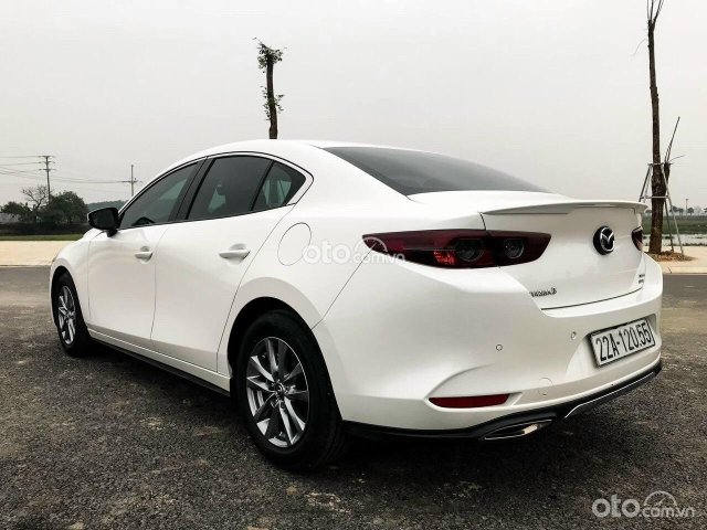 Chính chủ cần bán xe Mazda 3 Luxury sản xuất 2020, màu trắng0