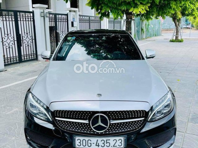 Bán nhanh chiếc Mercedes C300 AMG sx 2017, đăng kí 2018, màu đen0