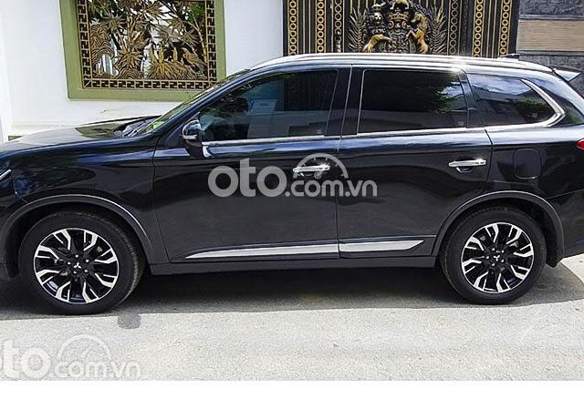 Cần bán xe Mitsubishi Outlander năm sản xuất 2020, màu đen còn mới, giá tốt0