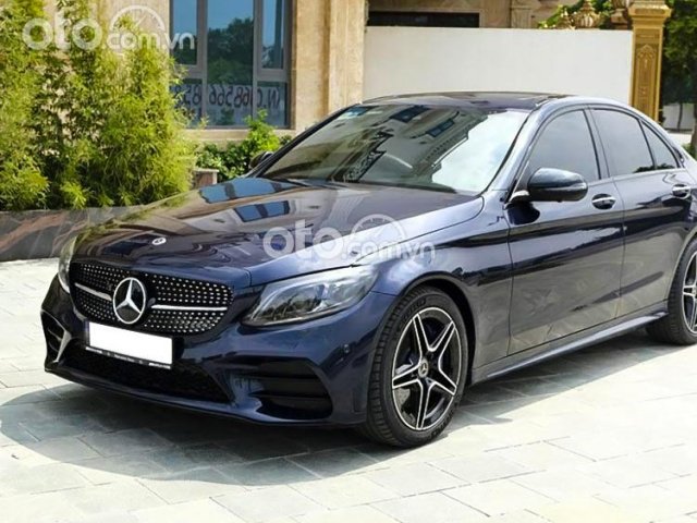 Cần bán lại xe Mercedes C300 năm sản xuất 2019, màu xanh lam còn mới0