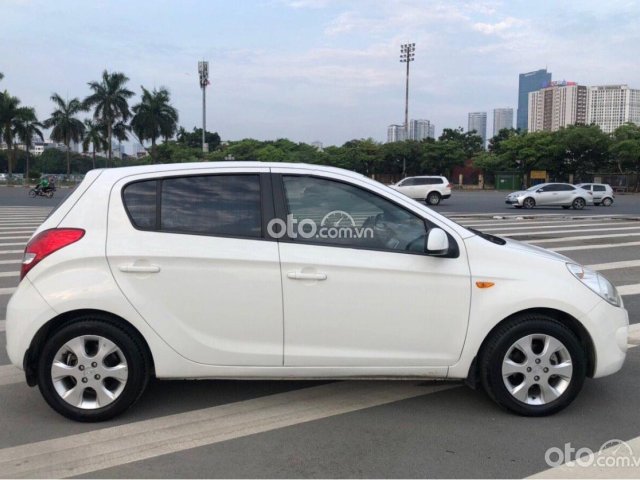 Bán Hyundai i20 1.4 AT đời 2011, màu trắng, xe nhập còn mới, giá chỉ 300 triệu0