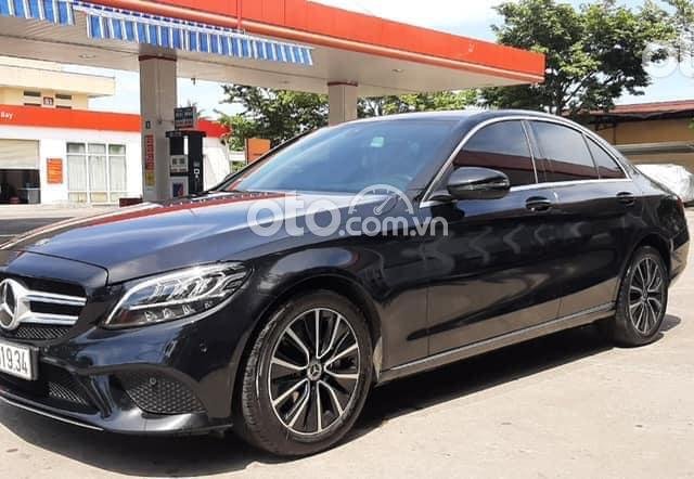 Cần bán gấp Mercedes C200 facelift 2020, màu đen, hỗ trợ đăng ký