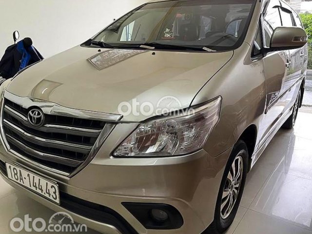 Bán Toyota Innova sản xuất năm 2015, màu vàng còn mới