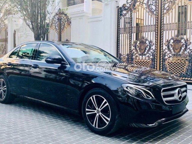 Bán Mercedes E180 đời 2020, màu đen0