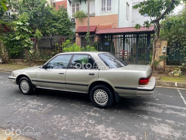 Cần bán gấp Toyota Cressida đời 1993, màu vàng, xe nhập còn mới, 125tr0