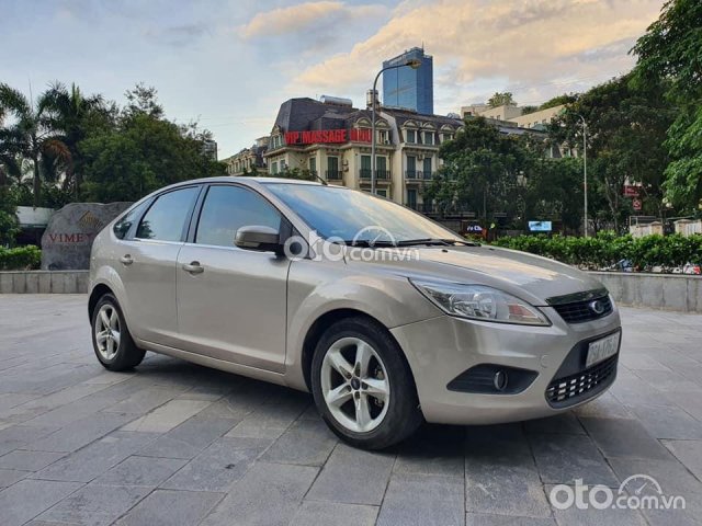 Bán Ford Focus đời 2011, màu vàng cát, giá chỉ 298 triệu0