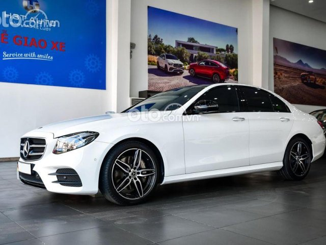 Bán Mercedes E300 AMG năm 2020, màu trắng0