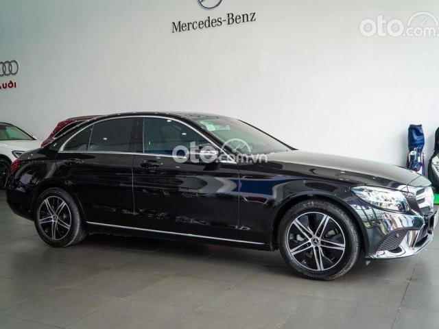 Bán ô tô Mercedes C180 đời 2021, màu đen