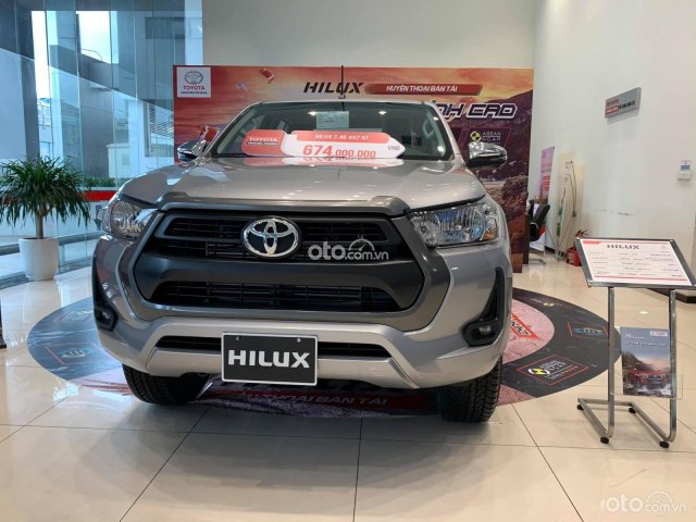 Bán ô tô Toyota Hilux AT đời 2021, màu bạc giá cạnh tranh0