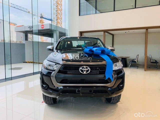 Bán Toyota Hilux AT đời 2021, màu đen, giá tốt