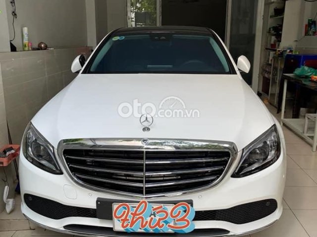 Cần bán xe Mercedes C200 Exclusive đời 2020, màu trắng