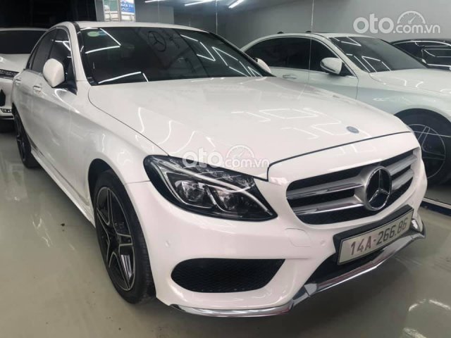 Bán Mercedes C300 AMG sản xuất 2017, màu trắng, bank 75% nhanh gọn