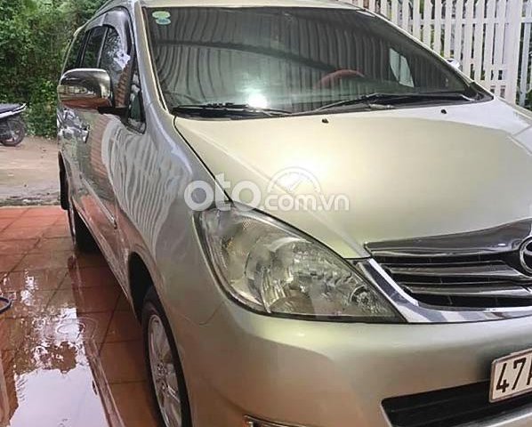 Cần bán Toyota Innova G đời 2010, màu bạc giá cạnh tranh0