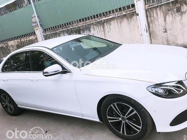 Bán Mercedes E180 sản xuất năm 2021, màu trắng chính chủ0