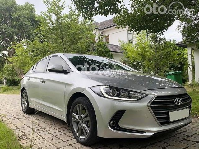 Cần bán lại xe Hyundai Elantra 1.6AT sản xuất năm 2016, màu bạc, 485tr