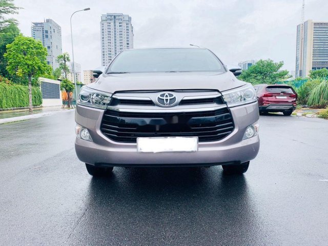 Cần bán gấp Toyota Innova sản xuất 2017, màu bạc còn mới 0