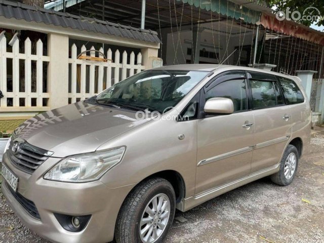 Bán xe Toyota Innova 2.0E đời 2013, màu vàng xe gia đình