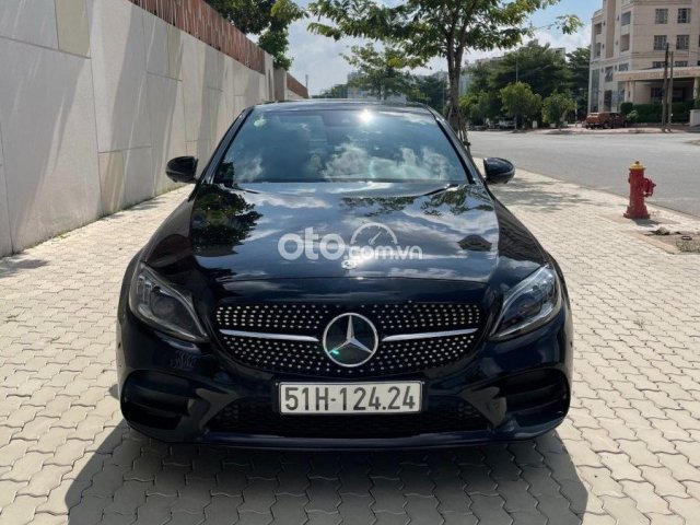 Cần bán xe Mercedes C300 đời 2019, màu đen còn mới0