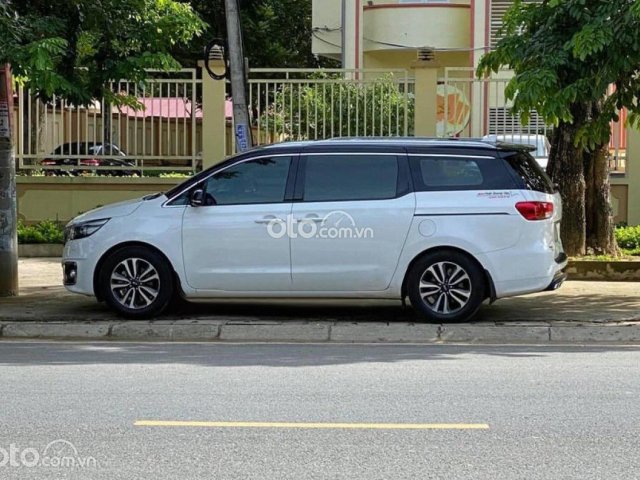 Cần bán lại xe Kia Sedona 2.2L DATH sản xuất 2016, màu trắng xe gia đình 