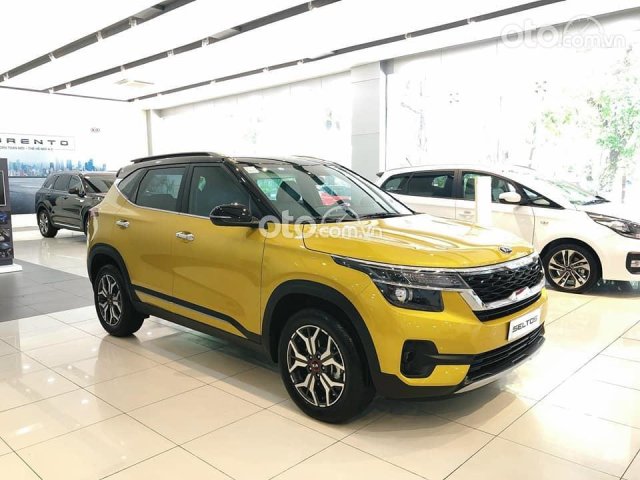 Kia Seltos 1.6 Premium đời 2021, màu vàng, nhập khẩu nguyên chiếc hỗ trợ lãi suất thấp