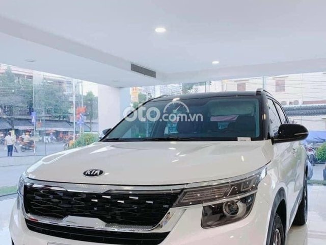 Bán Kia Seltos 1.6 Premium 2021, màu trắng, xe nhập, có xe giao ngay