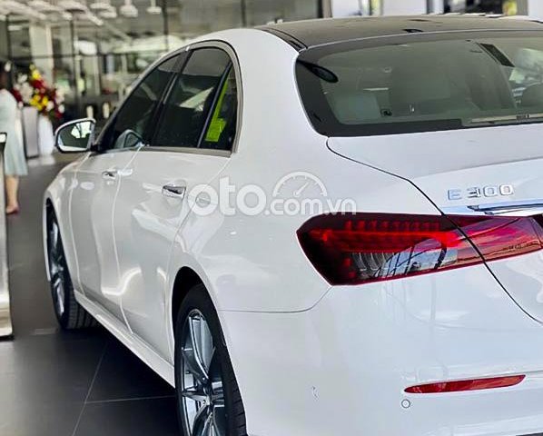 Cần bán xe Mercedes E300 AMG đời 2021, màu trắng0