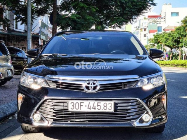 Bán xe Toyota Camry 2.0E đời 2018, màu đen còn mới giá cạnh tranh0