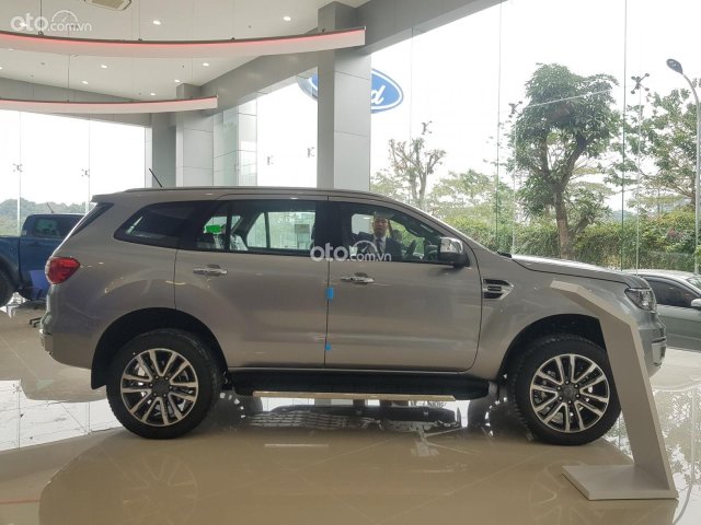 Bán Ford Everest Titanium 4x2 đời 2021, màu bạc - Hỗ trợ trả góp lên đến 85%0