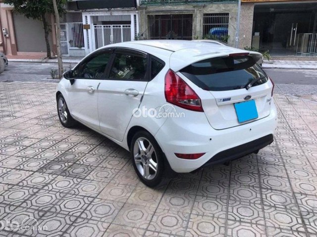 Xe Ford Fiesta đời 2013, màu trắng còn mới0