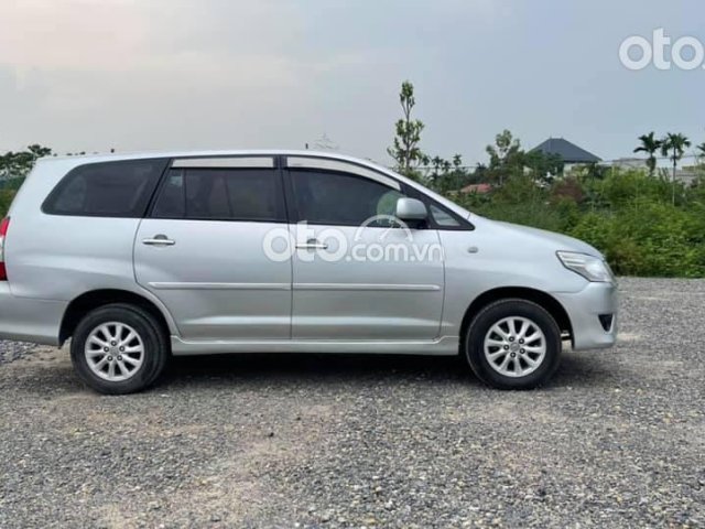 Xe Toyota Innova năm 2013, màu bạc số sàn0