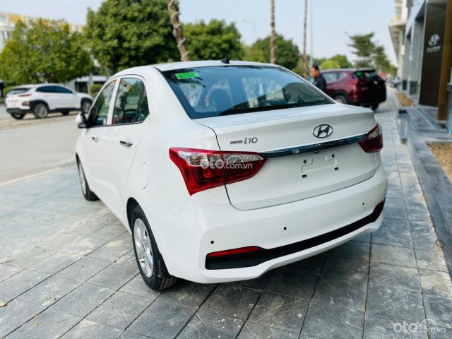 Bán xe Hyundai Grand i10 1.2 MT tiêu chuẩn năm 2021, màu trắng0