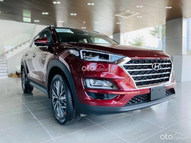 Bán Hyundai Tucson 2.0L xăng tiêu chuẩn sản xuất 2021, màu đỏ, giá 799tr0