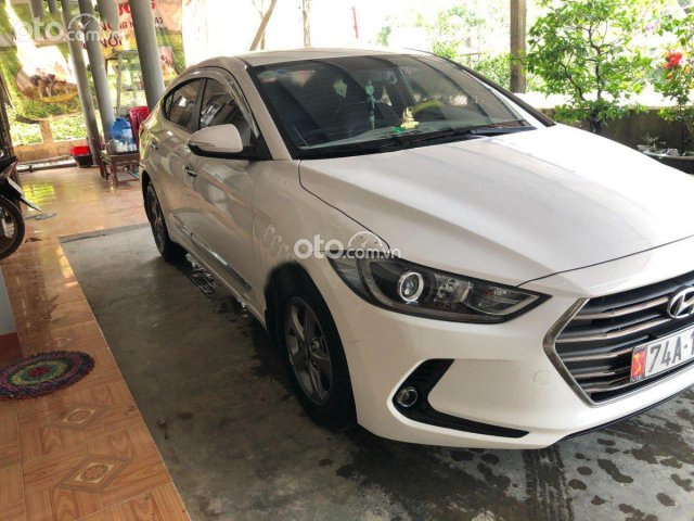 Bán xe Hyundai Elantra 1.6 MT năm 2018, màu trắng, giá tốt0