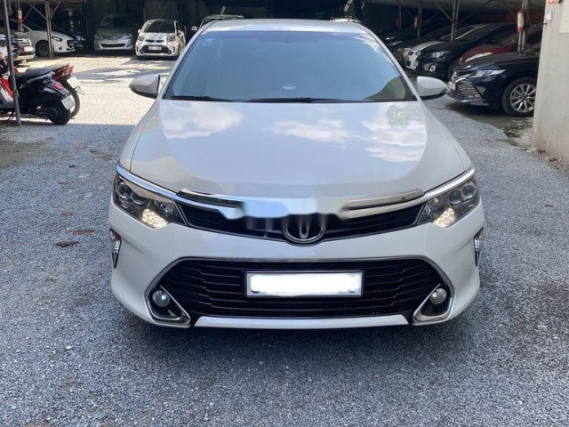 Cần bán lại xe Toyota Camry 2.0E năm 2018, màu trắng xe gia đình0