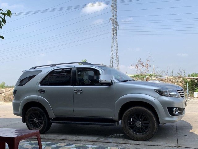 Cần bán Toyota Fortuner năm 2015, màu bạc, xe nhập xe gia đình