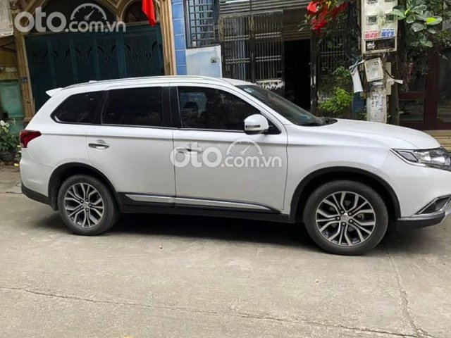 Bán ô tô Mitsubishi Outlander 2.0 CVT đời 2018, màu trắng