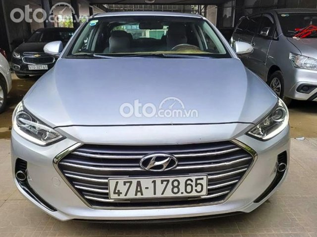 Cần bán lại xe Hyundai Elantra 1.6 AT năm 2016, màu bạc còn mới0