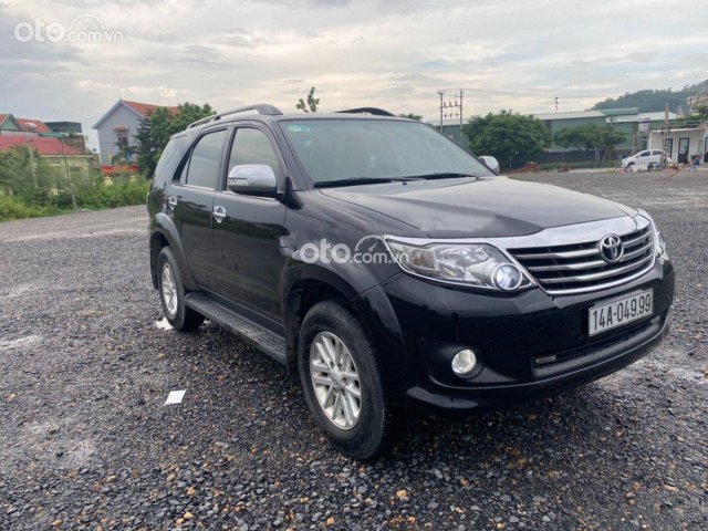 Bán xe Toyota Fortuner 2.7V 4x2AT năm sản xuất 2012, màu đen còn mới0