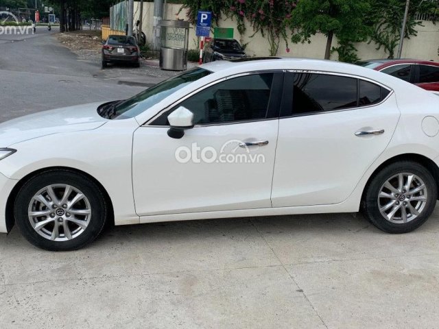 Cần bán Mazda 3 năm sản xuất 2017, màu trắng còn mới, giá tốt0