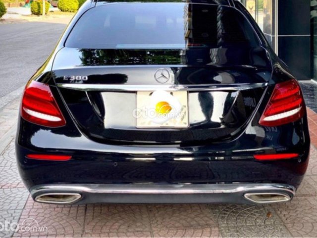 Bán Mercedes E200 sản xuất năm 2017, màu đen0