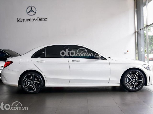 Cần bán lại xe Mercedes C300 AMG sản xuất năm 2021, màu trắng0