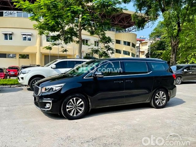 Cần bán Kia Sedona năm sản xuất 2018, màu đen còn mới0