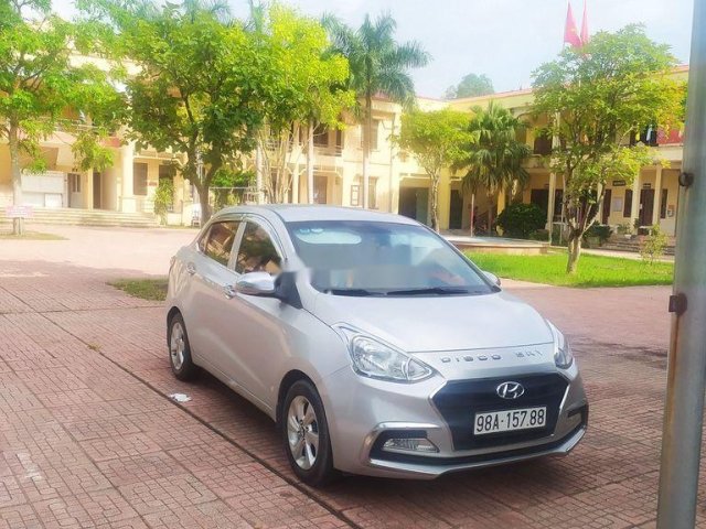 Bán Hyundai Grand i10 đời 2018, màu bạc chính chủ giá cạnh tranh