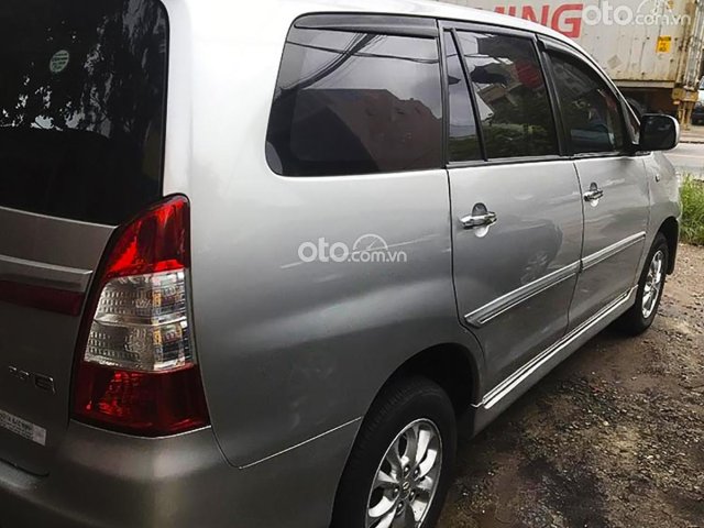 Bán ô tô Toyota Innova 2.0E 2014, màu bạc xe gia đình0