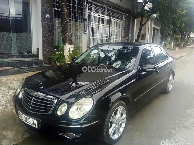 Cần bán Mercedes E200 năm 2006, màu đen0