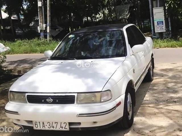 Cần bán xe Nissan Sentra sản xuất năm 1993, màu trắng, nhập khẩu xe gia đình