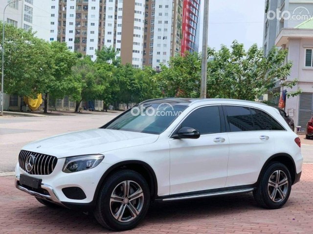 Cần bán lại xe Mercedes sản xuất năm 2017, màu nâu0