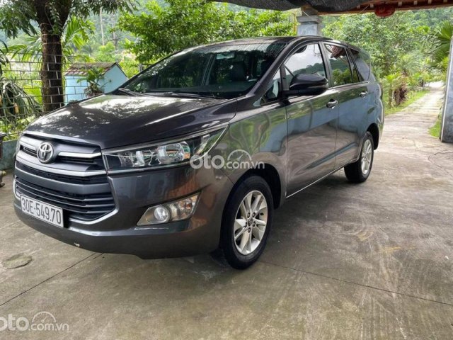 Cần bán Toyota Innova 2.0E đời 2017, màu xám số sàn